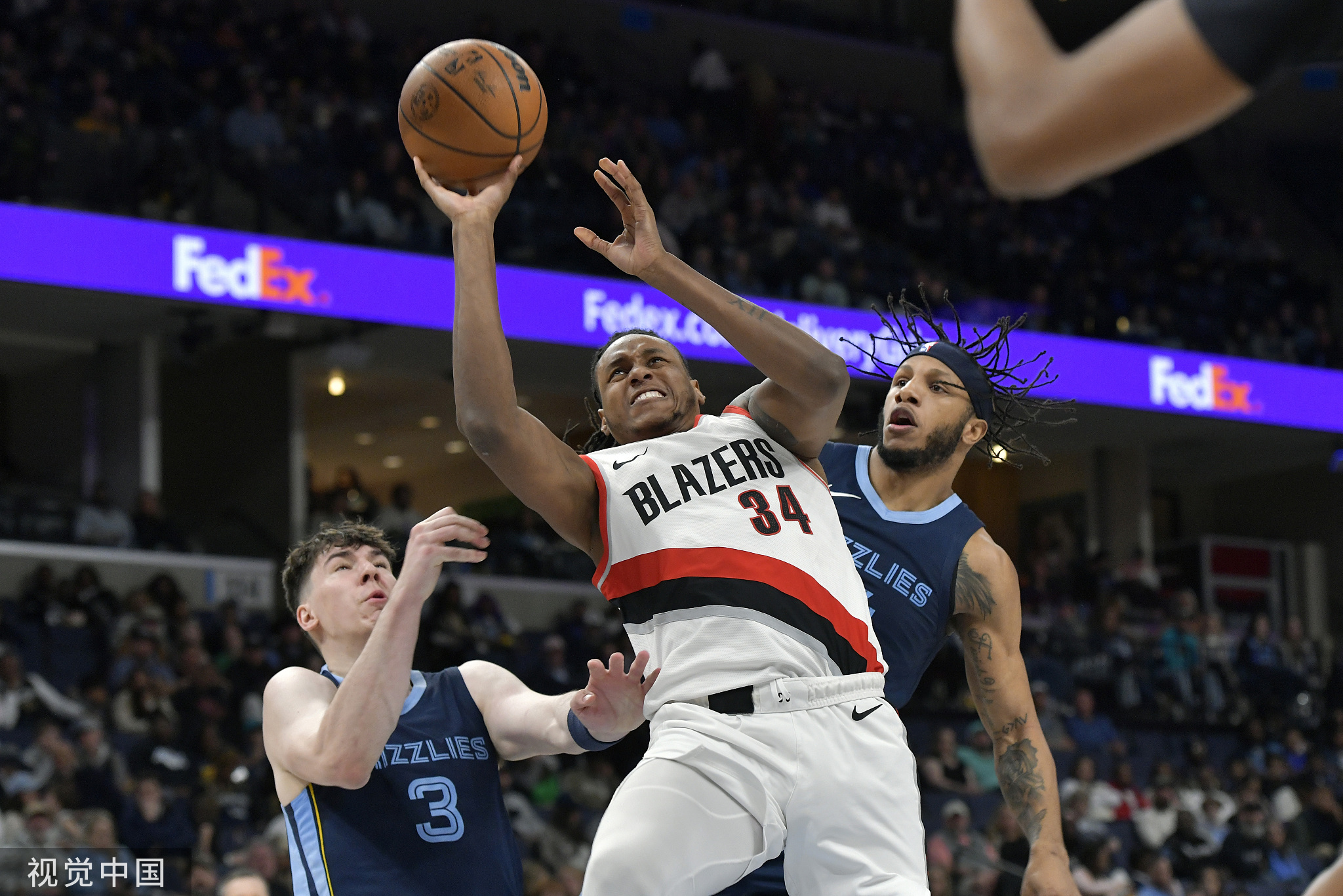 开云体育在线-美国男篮险胜灰熊，布拉德利惊艳世界