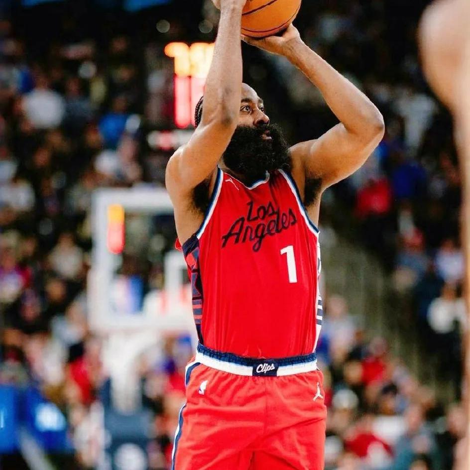 雄鹿B队爆冷雄鹿,哈登送出助攻 雄鹿B队爆冷雄鹿,哈登送出助攻