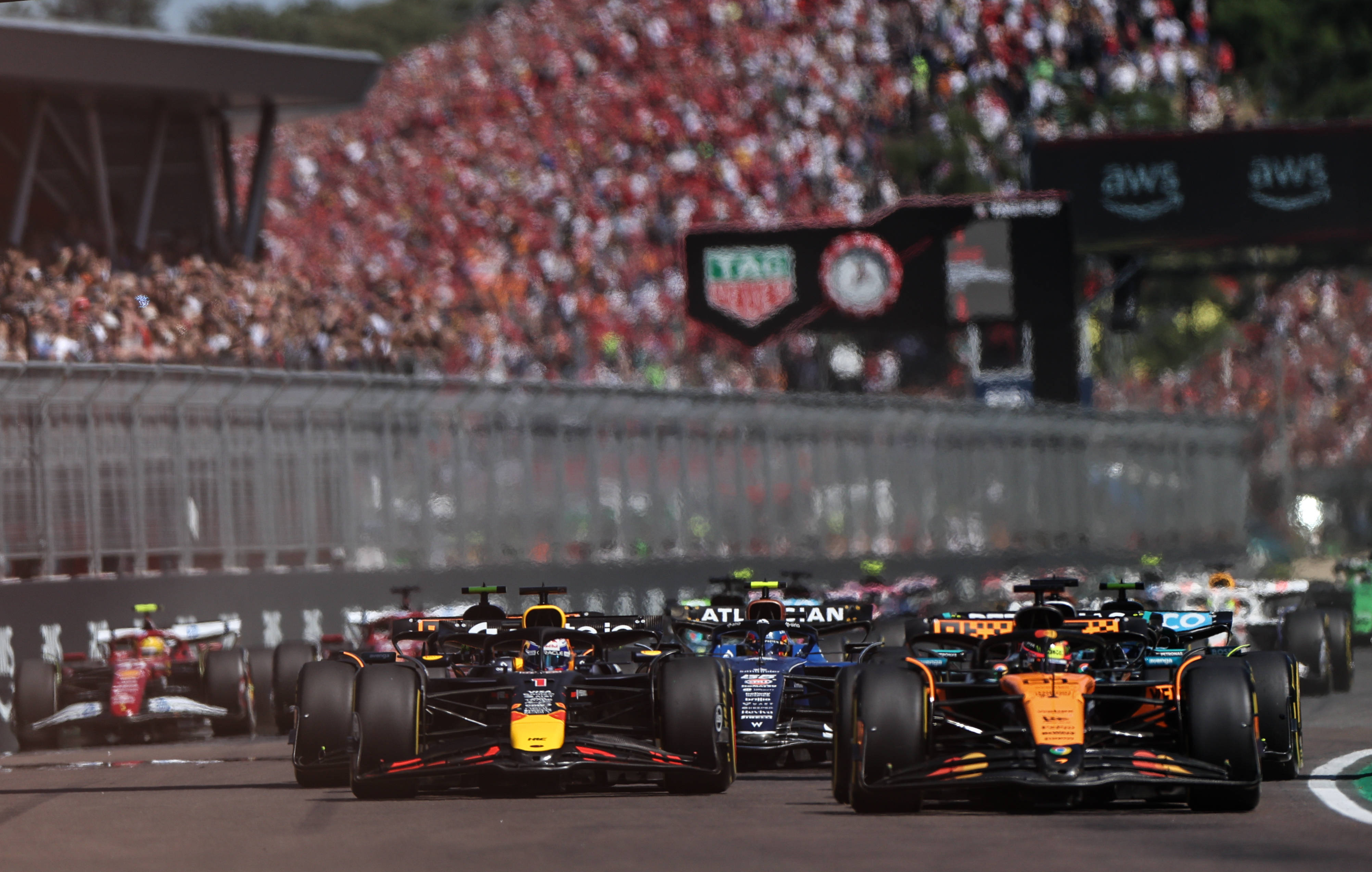 包含雷诺车队鏖战红牛二队，皮亚斯特里刷新纪录的词条